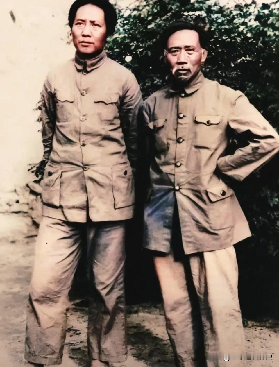 这张珍贵老照片里，毛主席与他一生最敬重的老师徐特立同框。
徐特立是“延安五老”之