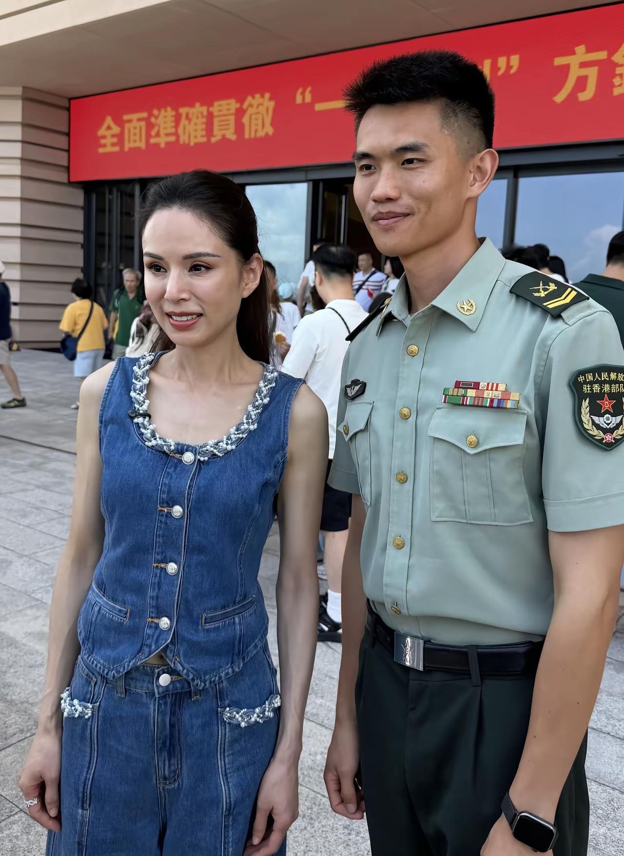 你们认识这位美女吗？
她的身材很苗条，很成熟，很有女人味，她天天都在健身，就算是