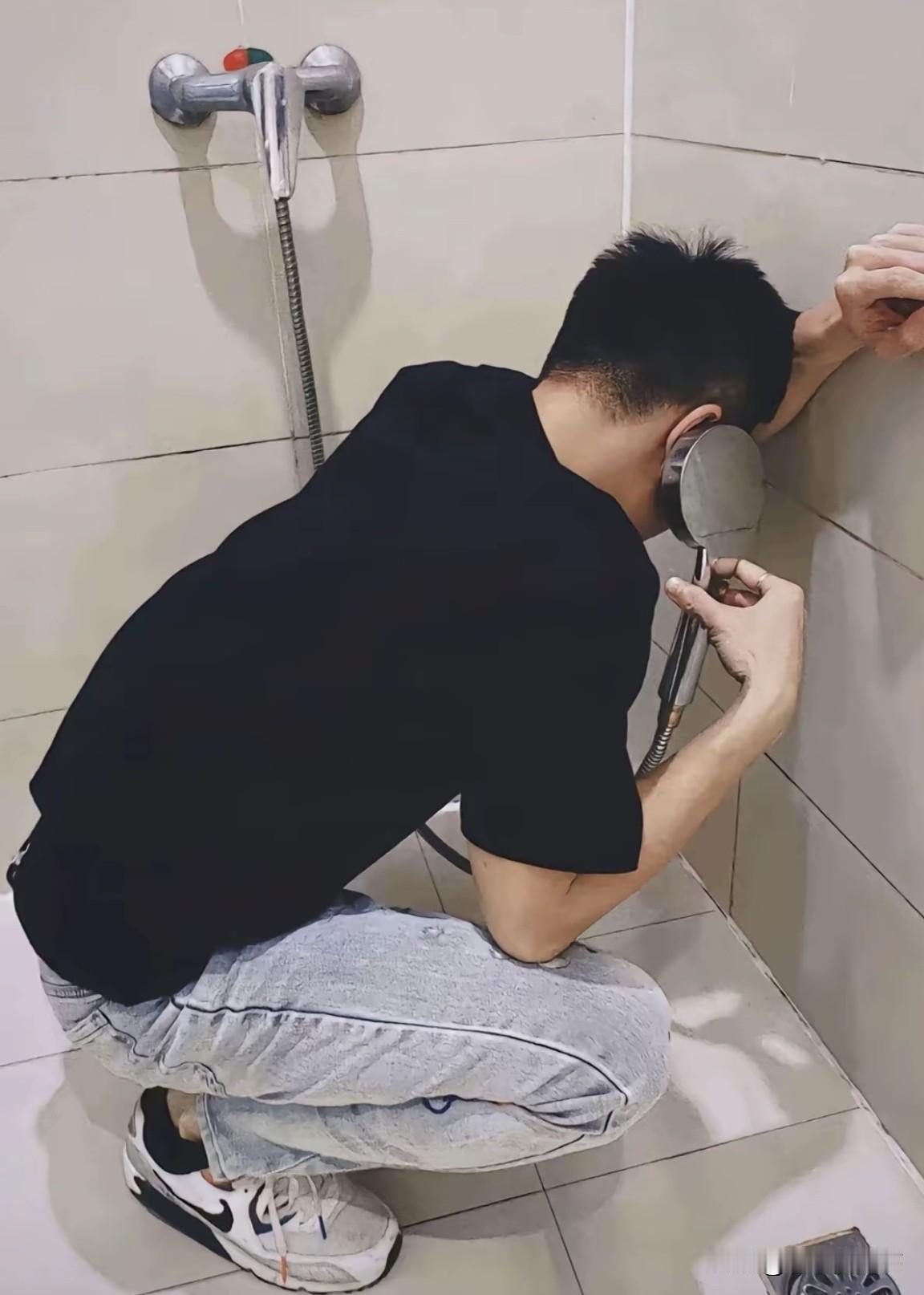我老公好像失恋了，喝完酒回来一边哭一边打电话！看样子又是喝高了！