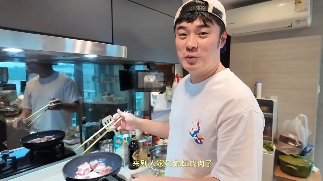 陈赫张子萱到香港王祖蓝家做客，亲自下厨做红烧肉 倒大瓶黄酒吓人！ 