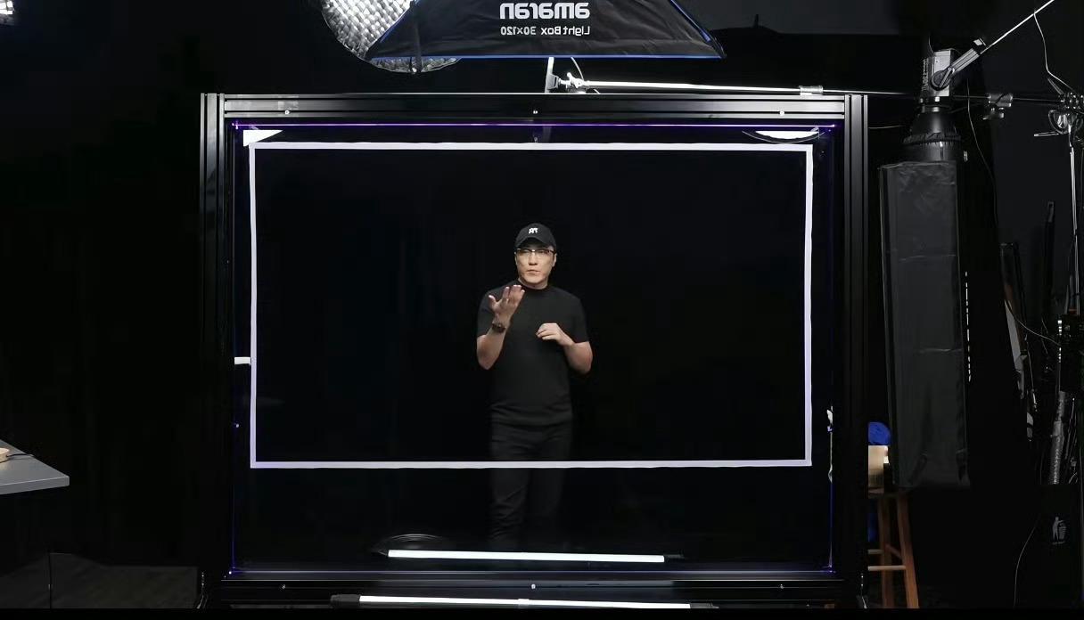 王自如的直播镜头在玻璃上写字是这样实现的？挺会玩，不回来做自媒体可惜了…… ​​