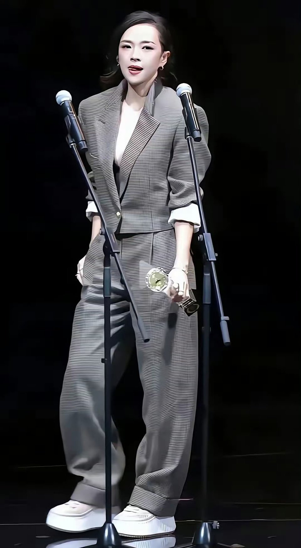 47岁的章子怡在台上一身休闲套装，显得又潮又嫩，这造型绝了 