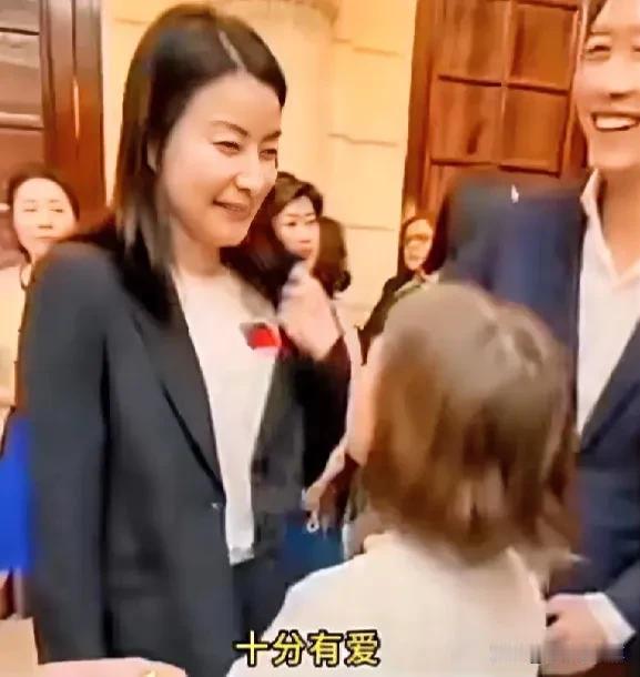 郭晶晶参加贺国庆晚宴，与小叔子霍启山同框，两人笑着聊天接地气，这个家庭有多么的和