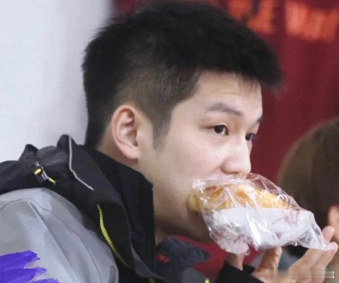 一饭封神2下期有樊振东一饭封神 预告里樊振东刚坐下就夹了一筷子菜，这自然到骨子里
