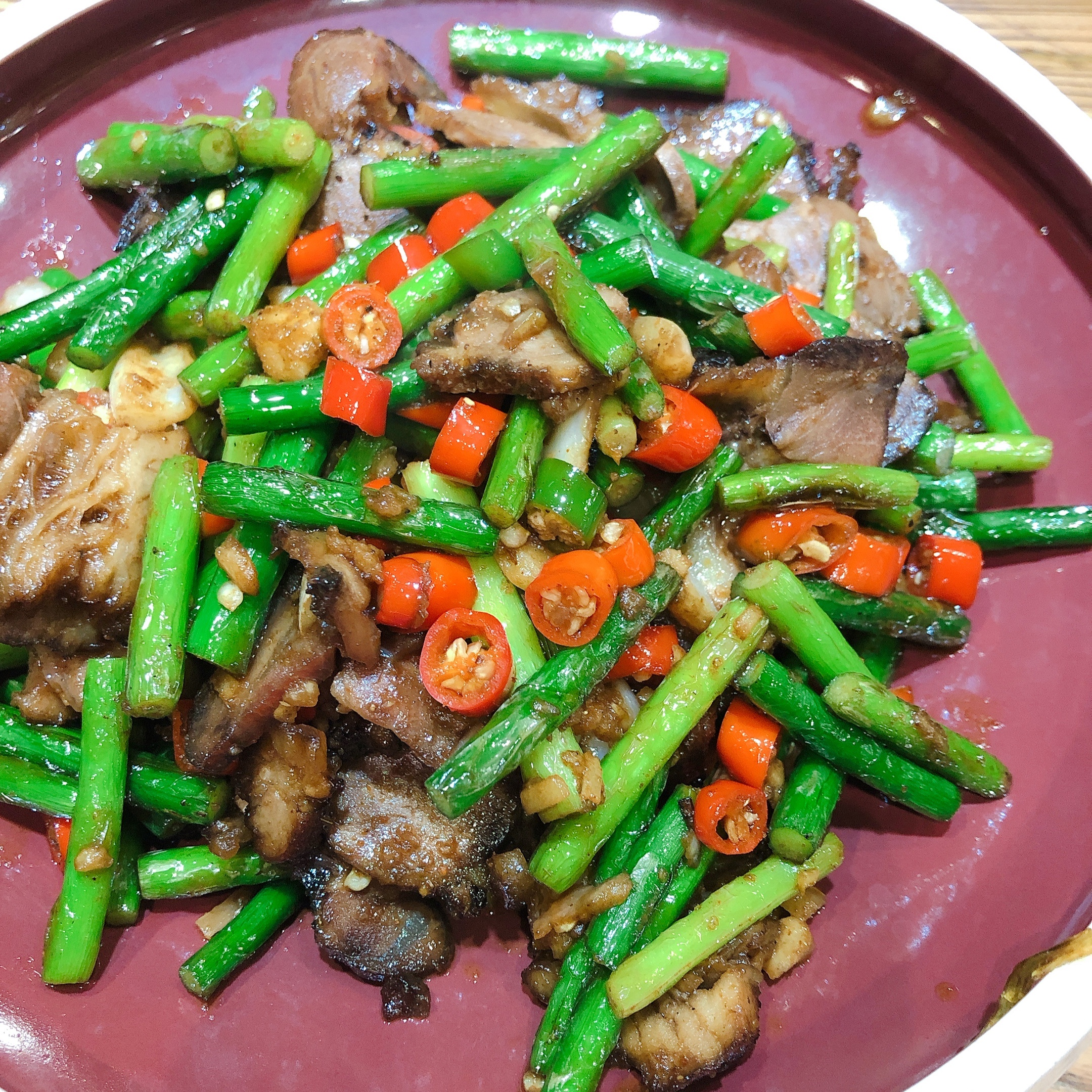 这个芥末鸭掌还挺好吃的 京味凉菜代表之一，韧中透脆，浓辣微酸不接受芥末味的话请勿