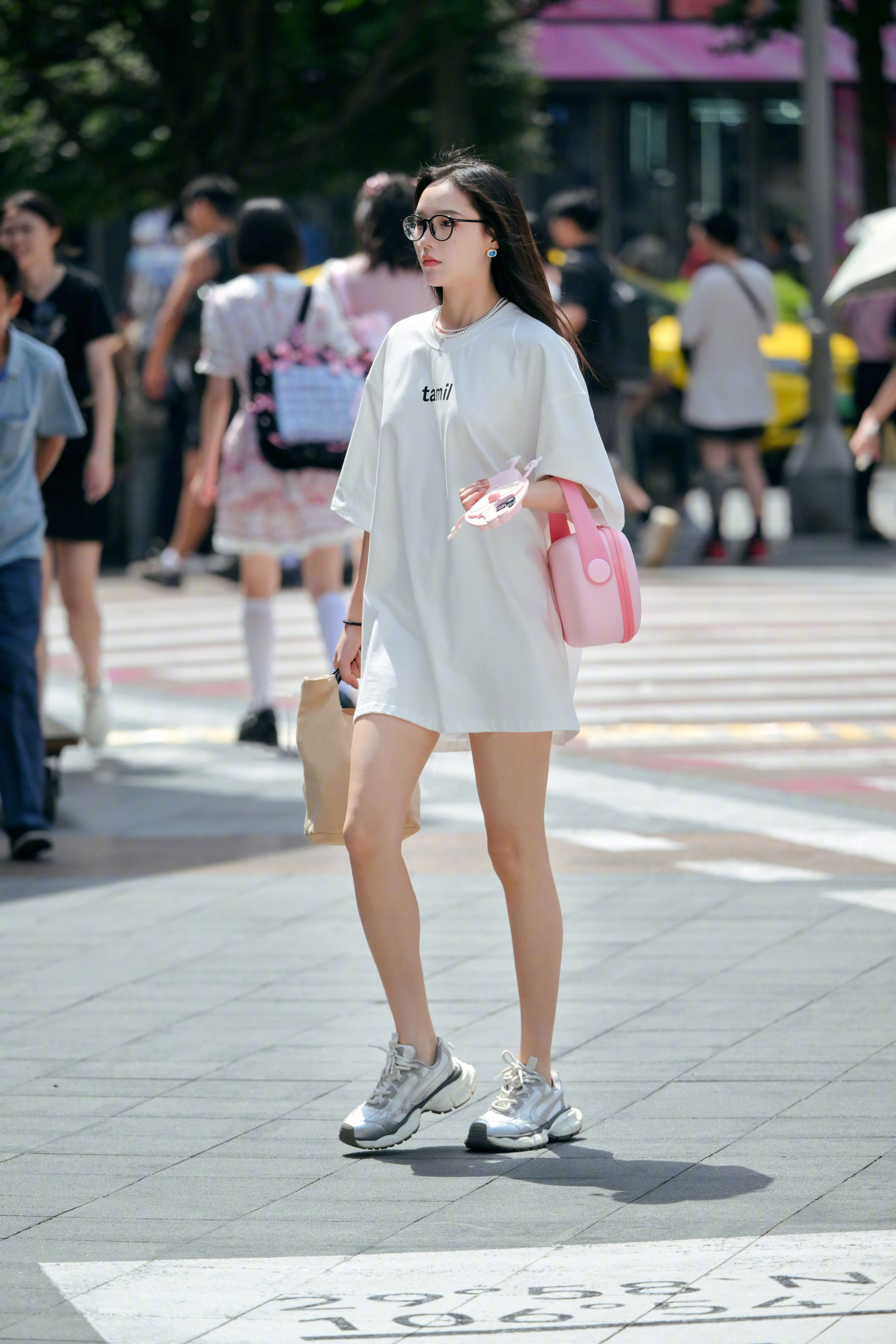 #街拍[超话]#  很文静啊   （拒绝水印） ​​​
