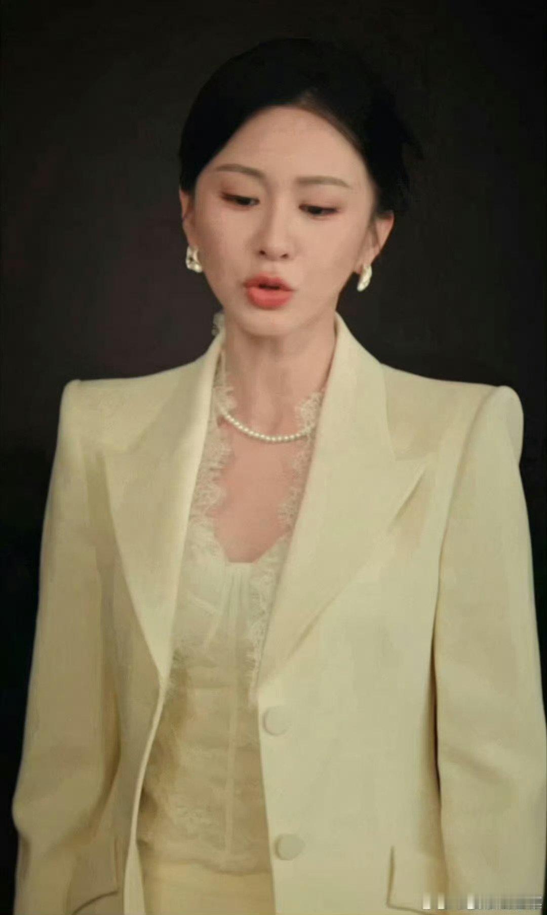 小雨妖妖逆袭豪门清醒御姐 短剧钓饵开播钓饵真的很难不感慨，曾经的配角小雨妖妖，如