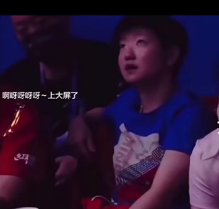 太突然!
莎莎前一秒还把手放松的放旁边座椅上，下一秒一抬头就看到大屏幕正对着自己