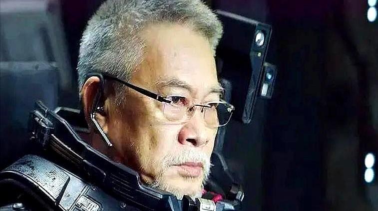 青岛片场外人声鼎沸，片场里66岁的吴孟达摘下70斤宇航头盔时睫毛上还挂着白霜，他