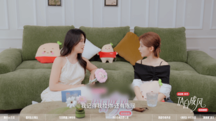 蓝盈莹拉着张月和刘亦菲拍照 内娱神仙闺蜜模板出现，社恐张月不敢主动追星，全靠蓝盈
