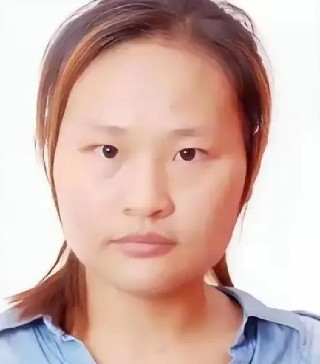 她出生起就被父母抛弃，把她送给村里的一对光棍兄弟，谁料，俩兄弟如获至宝，而让兄弟