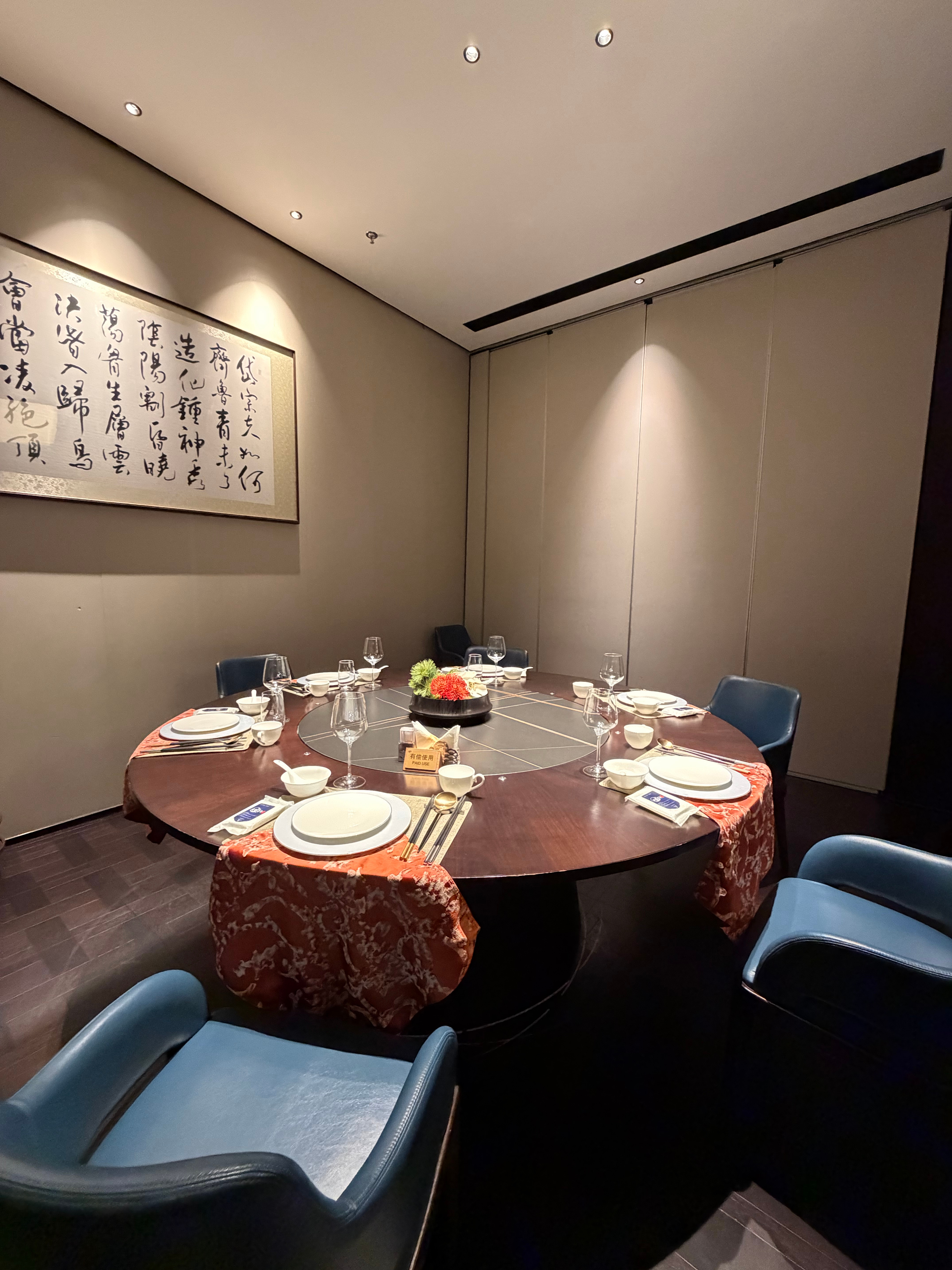 外卖点了啤酒服务员说啤酒帮您冰一下过一会给我搬进来一筐啤酒这10%的服务费我愿意