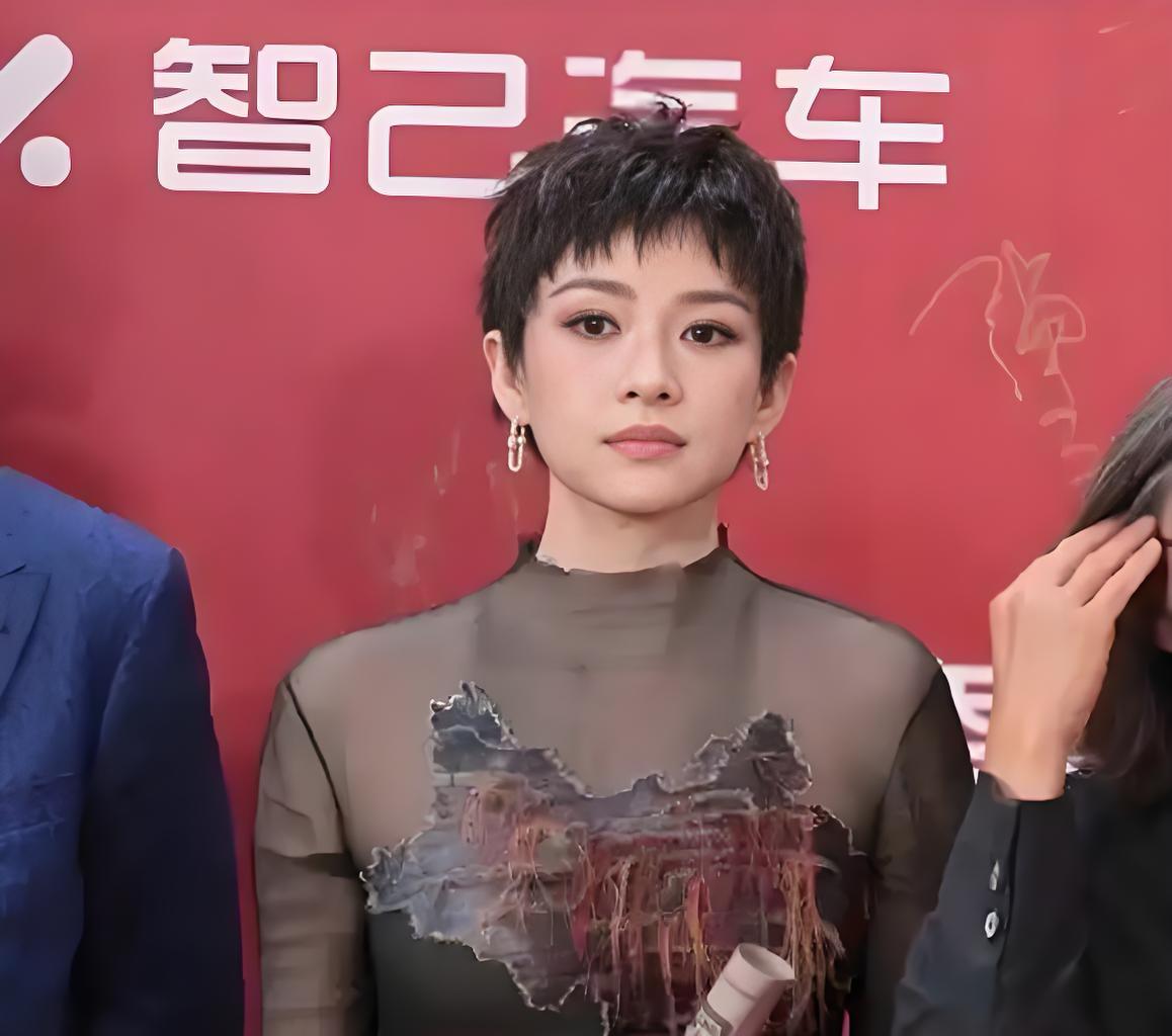 章子怡越来越干练、越来越飒爽、越来越气场强大了，最近的短发造型真的太美了，感觉也