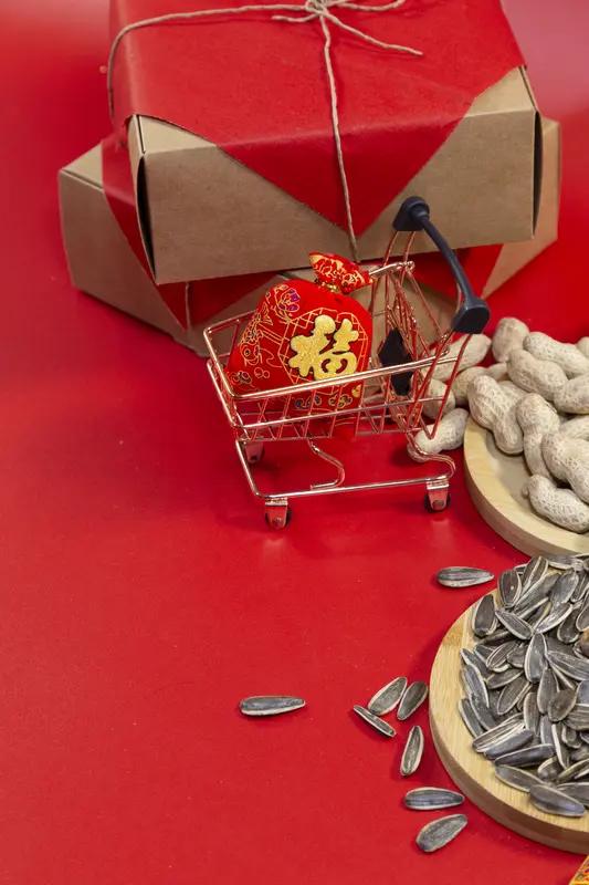 买了年货就是年，这话一点不假。前几天我去采购年货，那超市里热闹非凡，到处张灯结彩