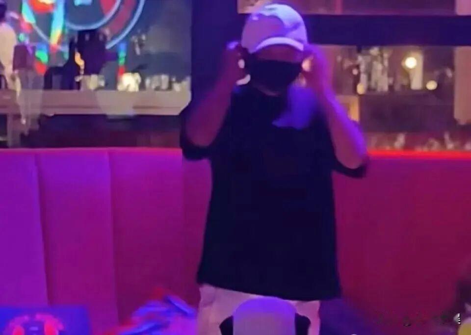 马云的退休生活又添新乐趣了。
以前马总被拍到夜骑单车锻炼身体，如今又有网友拍到马