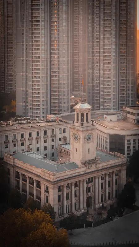 4月8日晚到9日晨，武汉迎入汛后首场强暴雨，多地雨量破纪录。没想到雨一停，一所高