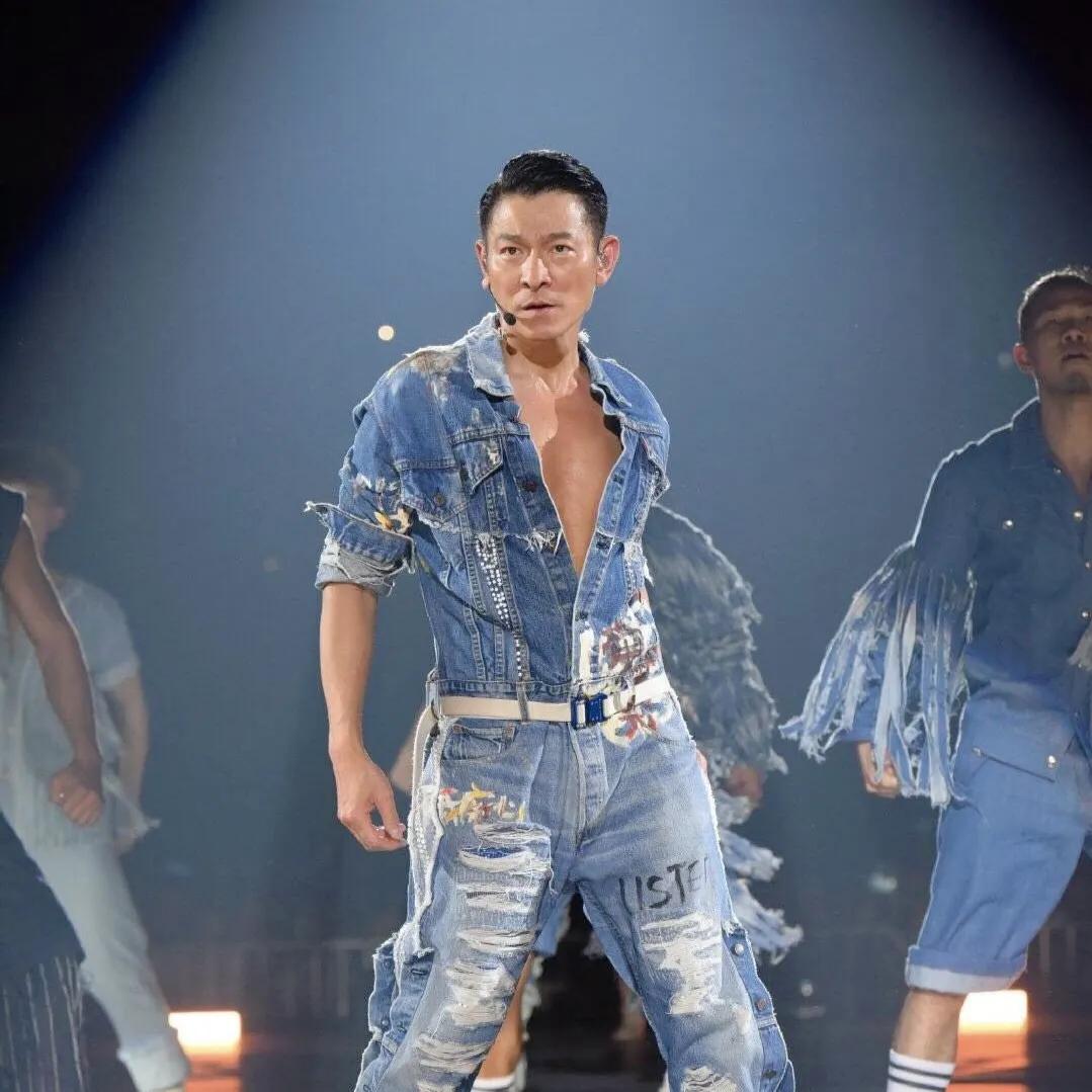 突然有个预感，
刘德华以后大概率不好参加晚会了，
不是他嗓音变了，而是因为办晚会