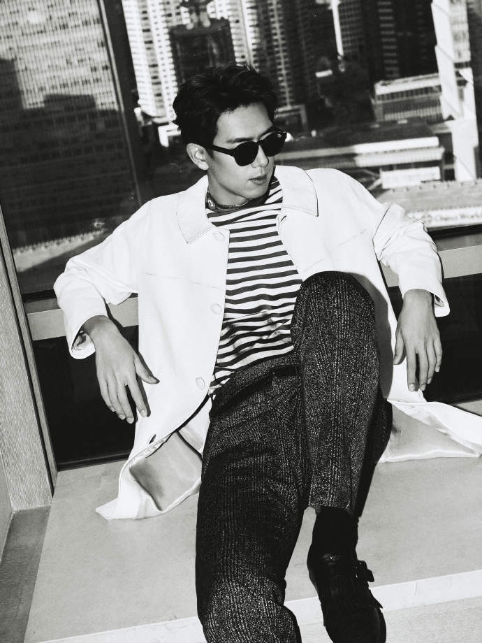 李现马伊琍同款氛围感  品牌新店开启之际，李现携手马伊琍亮相。同款氛围感穿搭的他