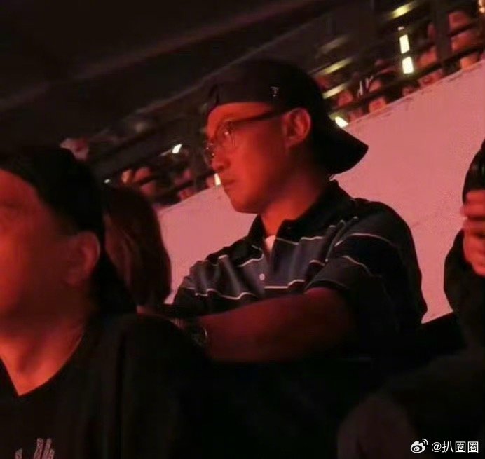 陈奕迅去看了单依纯演唱会，陈奕迅和李荣浩关系又很好，误入吵架现场不敢笑～