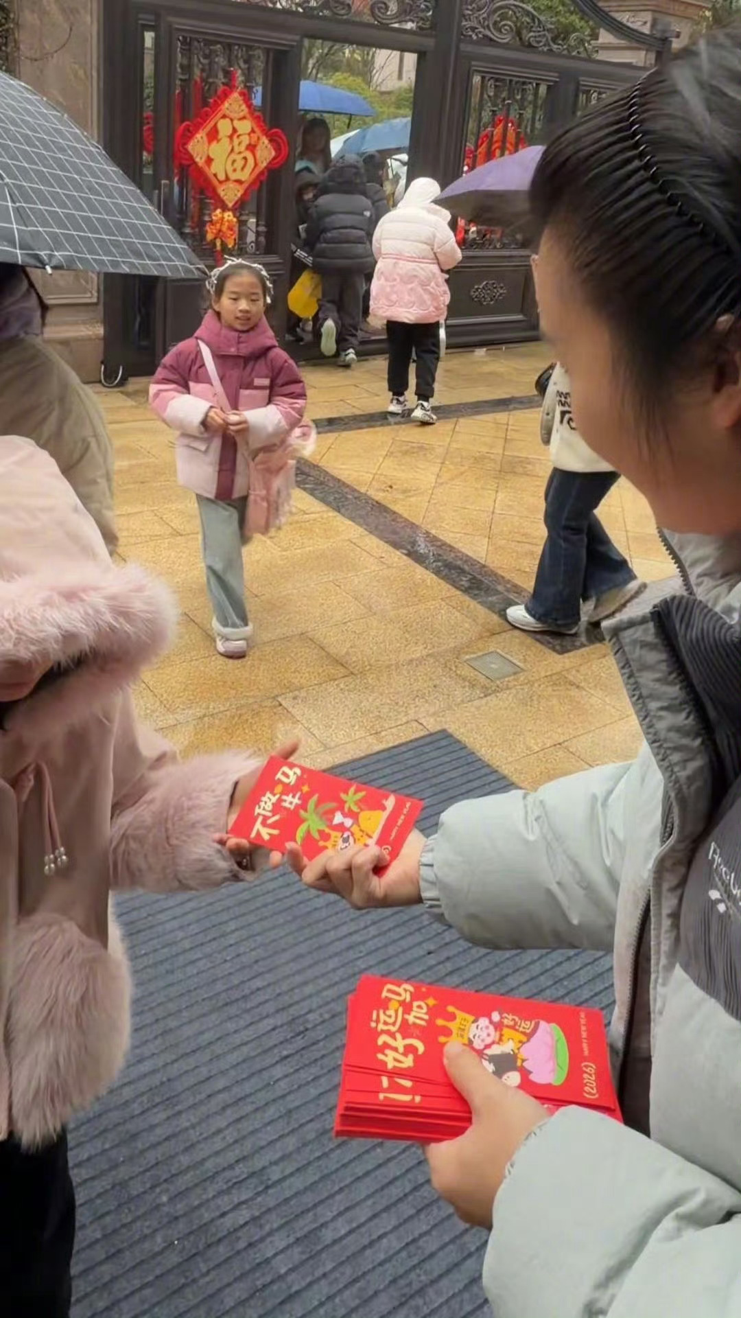 平江人辞年像进货这就是大家一直想要的年味吧？平江人过年，小朋友们背着袋子去领红包