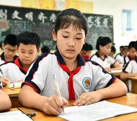 这样的老师就应该提拔为校长！2023年，山东一女老师在上课时，学生总是说教室窗户