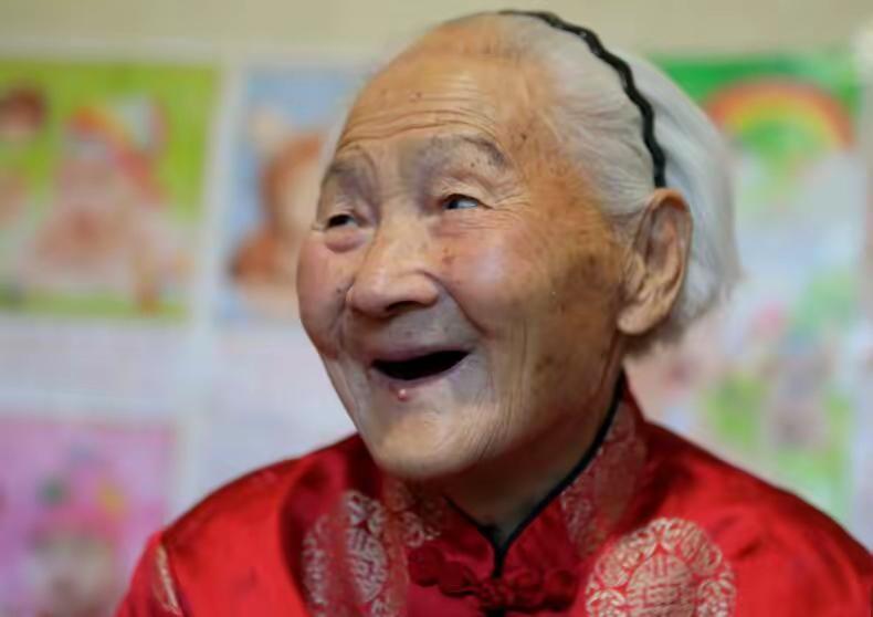 江苏南通有个109岁的老太太，镇上人都叫她“老太君”。她有个让人想不通的“坏毛病