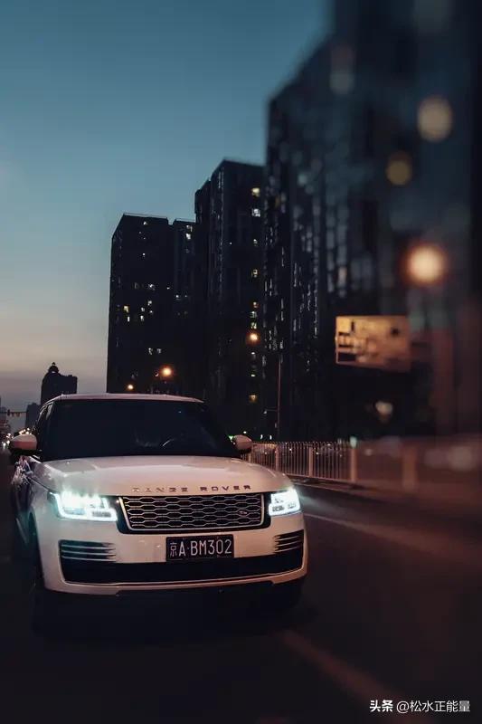 路虎揽胜回应魏建军道歉
 
魏牌新车海报被指抄袭路虎揽胜创意，这事闹得挺大。魏建