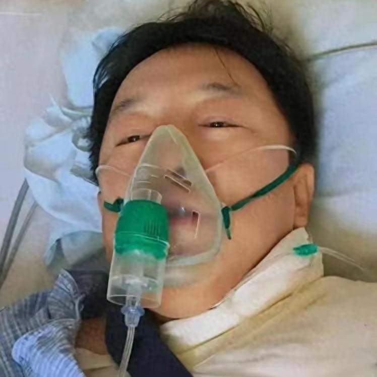 52岁黄渤
现实比想象的更严重
很难想象荧幕里活力满满的黄渤，会以这样的模样出现