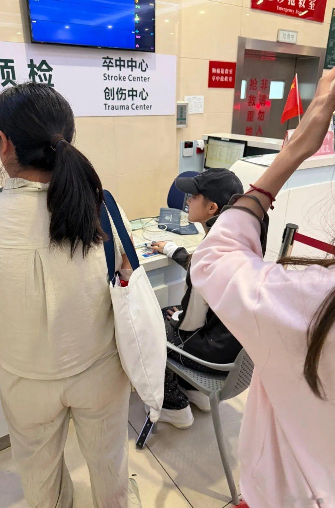曝歌手黄霄云半夜挂急诊黄霄云半夜挂急诊天呐，突然出什么事了？半夜去挂急诊了 ​​