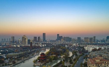 今天咱们不聊虚的，就掏心窝子聊一所实实在在的学校——淮阴师范学院。
我知道，现在