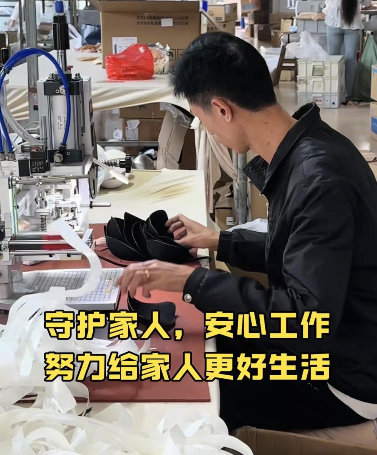 李鑫又把视频公开了，还新发了一条，还公开了自己的工作。确实如网友所说，他是做内衣