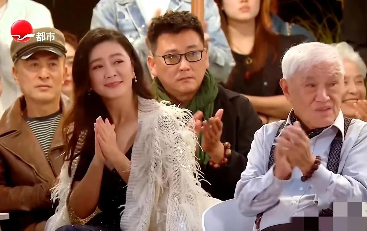 四位明星同框：我只认出了白发苍苍的牛犇，文质彬彬的刘小锋，以及长发飘飘的田海蓉，