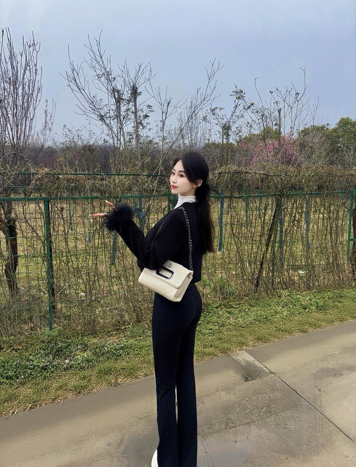 她们举止优雅，情感细腻，能敏锐感知他人情绪并给予回应。懂得给自己留空间，一杯咖啡