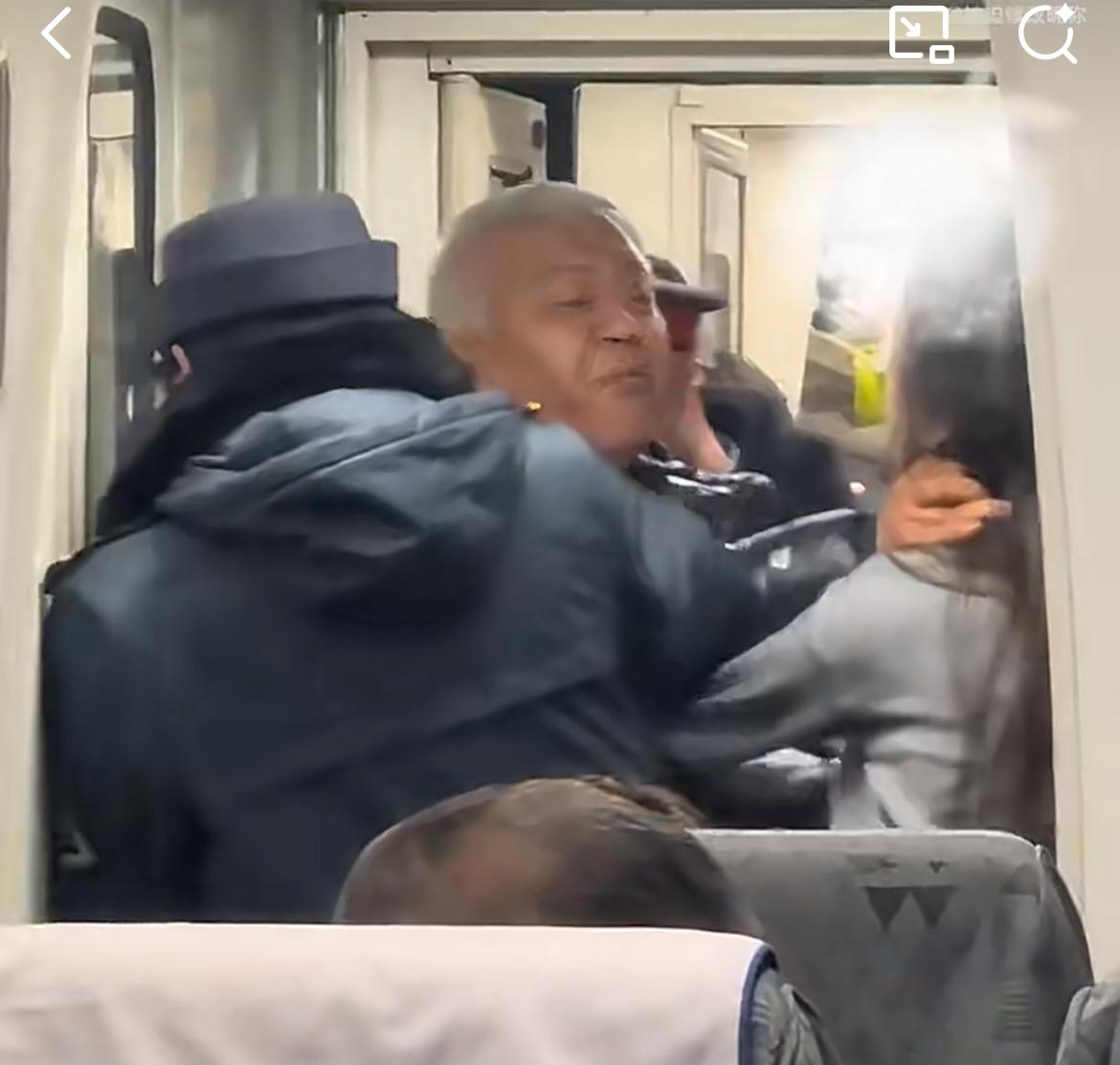 这个老登太恶劣了，绿皮火车上竟然掐女孩的脖子狂喷口水。1月14日，在K412火车