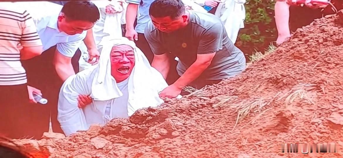 崔培军办孝心宴！母亲离世画面曝光，在坟前哭得像个孩子让人心疼，白手起家的实业掌舵