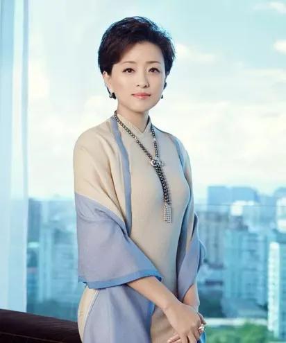 当年，杨澜刚当老板没多久，员工就把一封控诉信拍在她面前，没想到她刚看了第一句话，