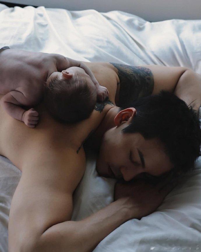 何穗晒儿子趴在陈伟霆背上合照何穗晒儿子趴在陈伟霆背上照片何穗晒儿子趴在陈伟霆背上