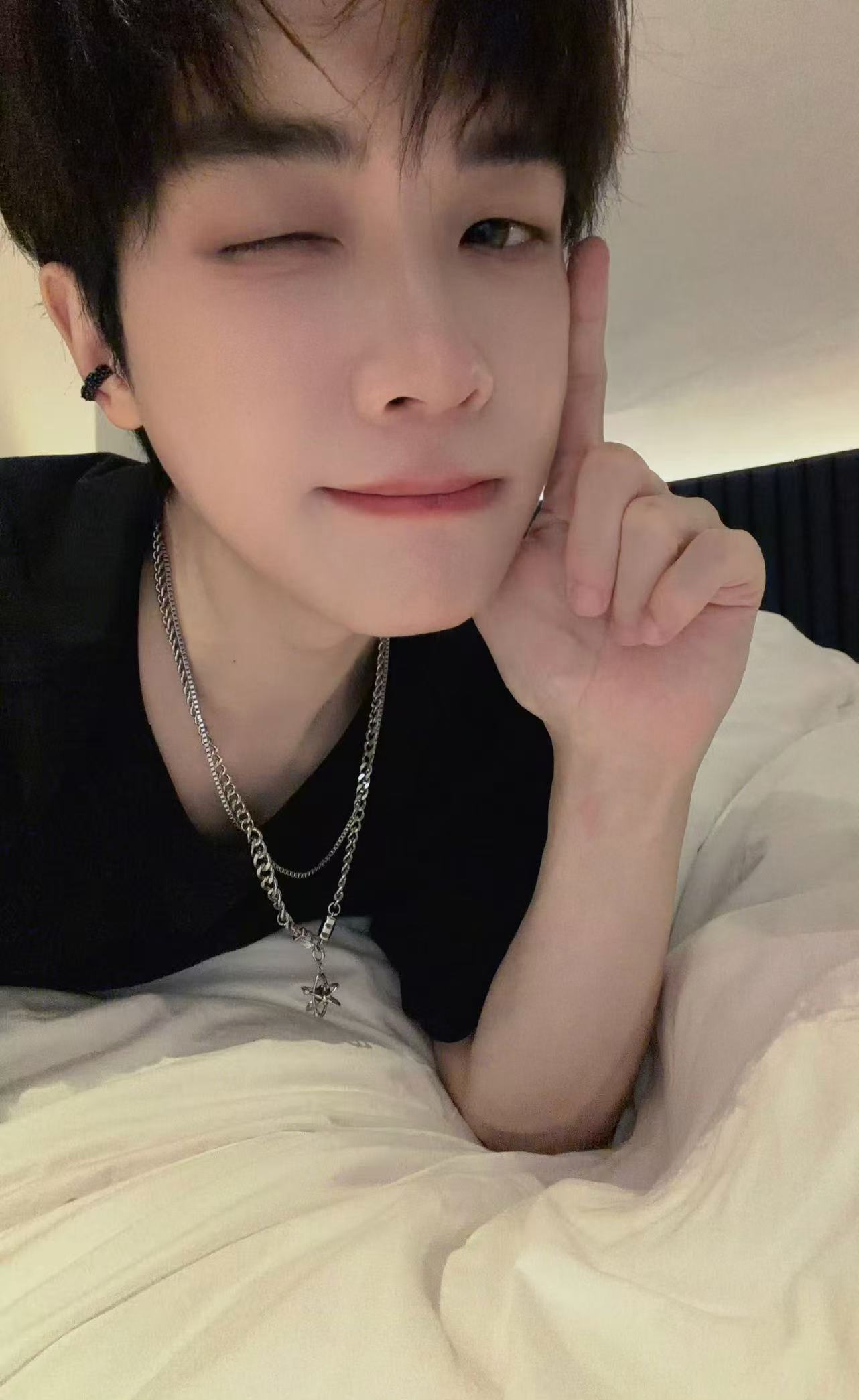 倒霉死勒锁骨羽毛耳饰加锁骨，梅梅你今天是来索命的吧，我盯着屏幕鼻血都要流下来了。