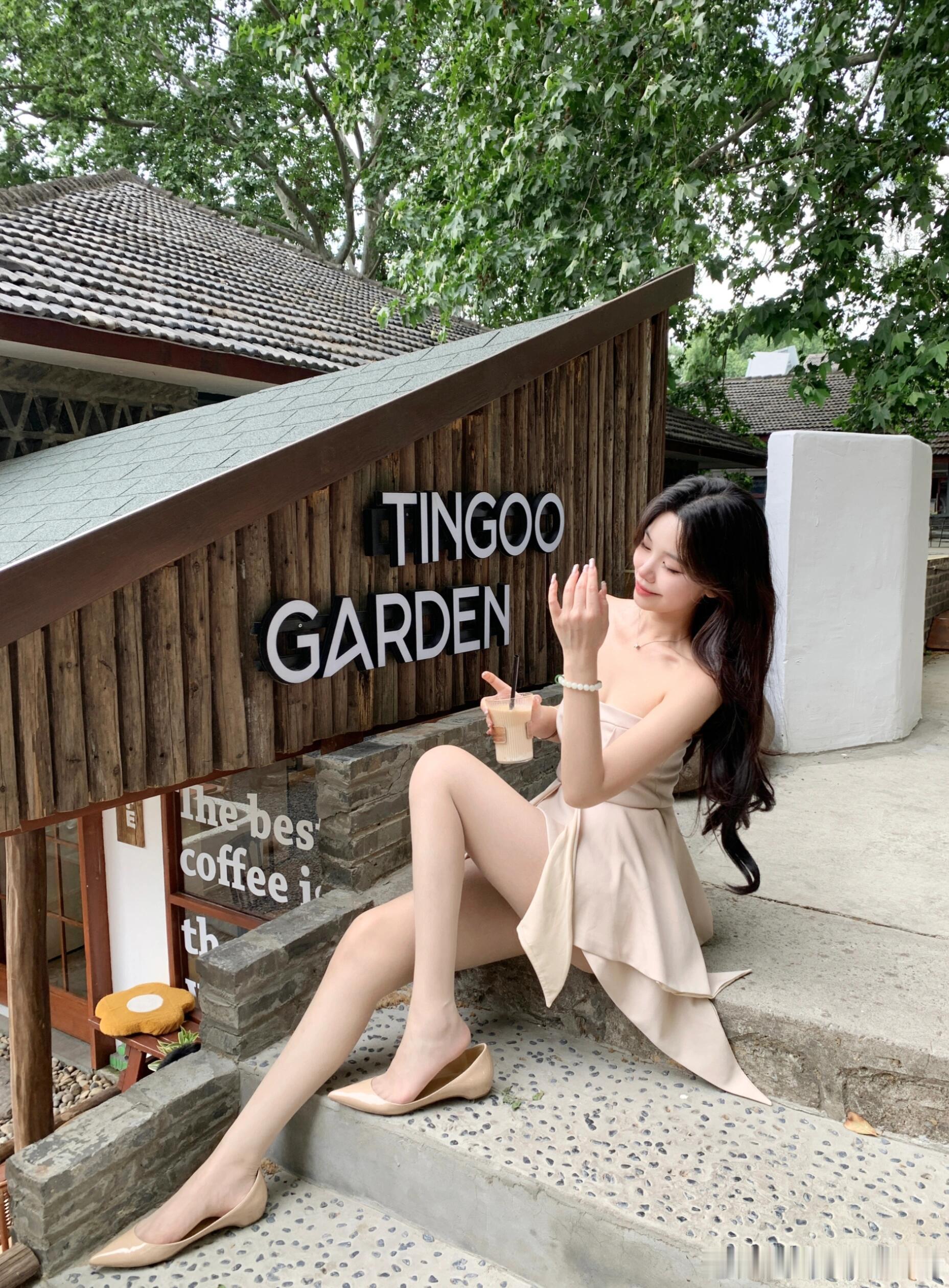丝袜搭配浅口平底鞋，尽显足弓的曲线美~ ​​​
