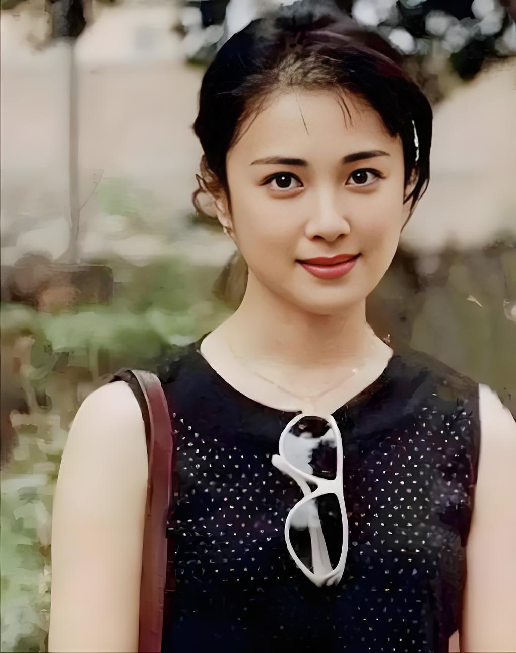 看着照片里她温婉的笑靥，谁曾想这位被誉作"大陆第一美女"的女子，一生竟如此坎坷。