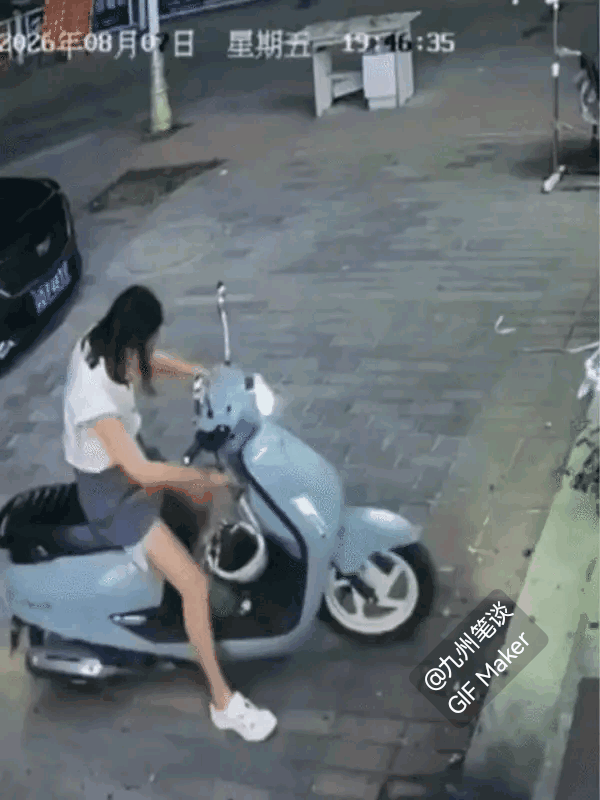 电动车炫特技，女子驾车爬墙显本事！
话说，开电动车时，双手手指不是一直都在刹车上