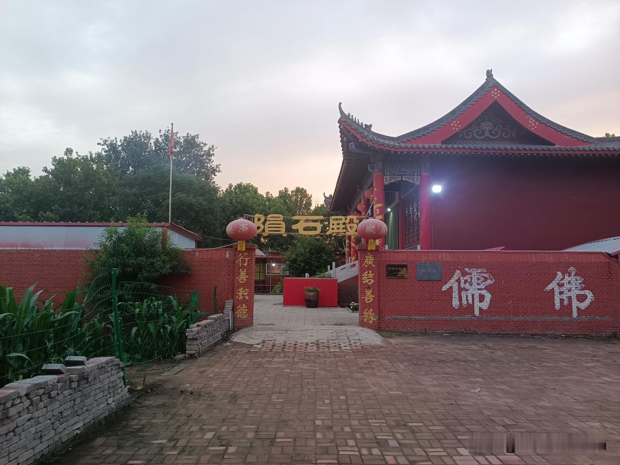 今日得见来自外太空的陨石
       
       兴固村“宋代陨石”早在一