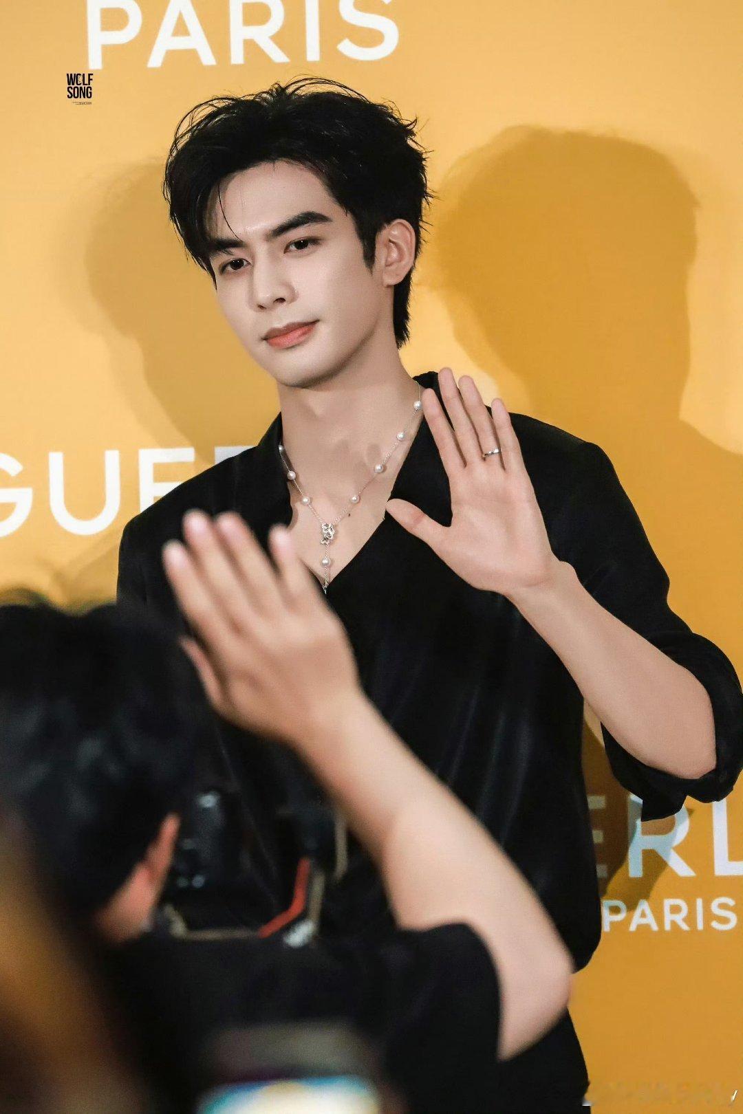 宋威龙黑丝绸衬衫顶级成男就这么伟大 