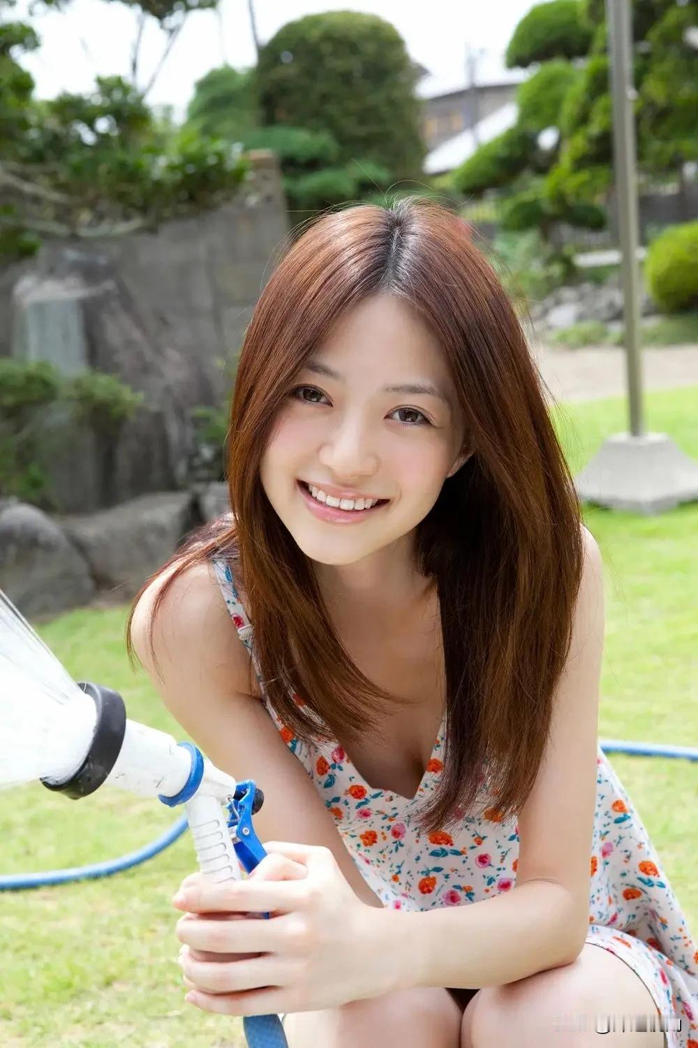 风会记得每一朵花的香
 
风掠过草地，卷起碎花裙的裙摆，也吹动了单车旁少女的发梢