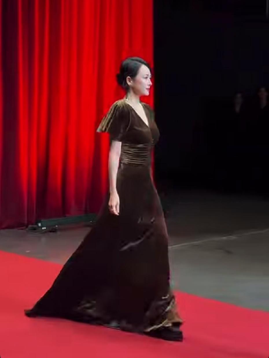 章子怡去法国这趟，最撑场面的不是一身行头，而是三部电影。卢米埃尔电影节的片单上，