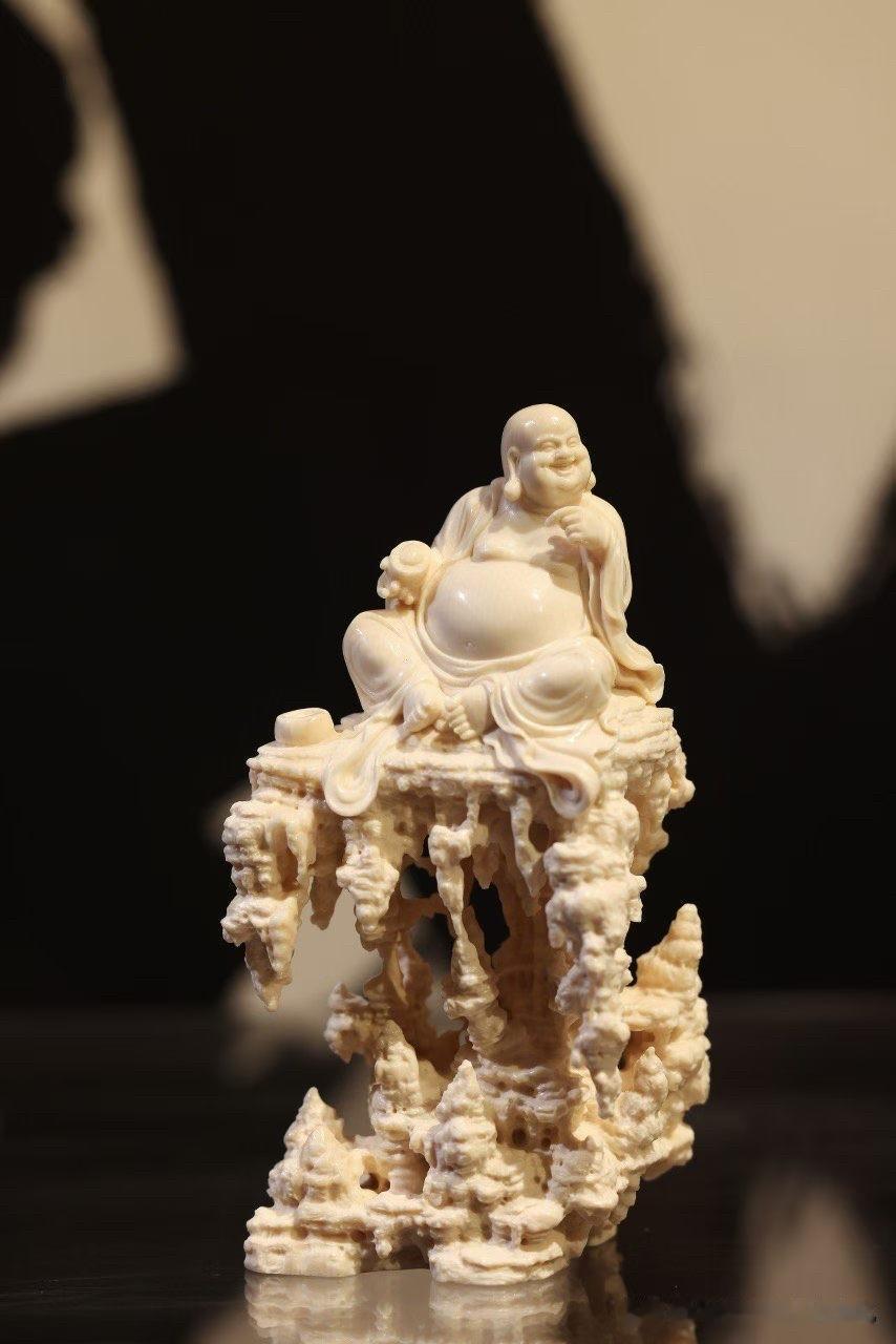 一尊笑佛，藏着一方小小的洞天。

猛犸雕刻弥勒，袒胸含笑，手持宝物，安然坐于溶洞