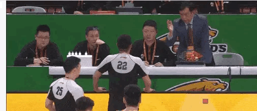 真是草台班子！莫兰德被犯规鄢手骐执行两罚，经过回看进球取消，并且把球权给了对方。