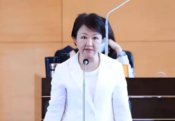 台中市长卢秀燕公开炮轰台当局！7月14日，台中市长卢秀燕直接召开官方记者会，当众
