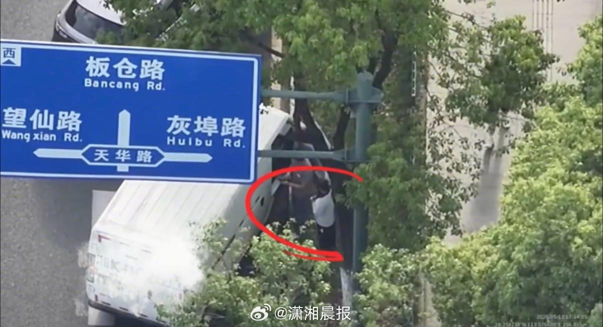 【#警方利用无人机空中拦截20万诈骗款#】#警方无人机全程跟踪成功拦截诈骗款#5