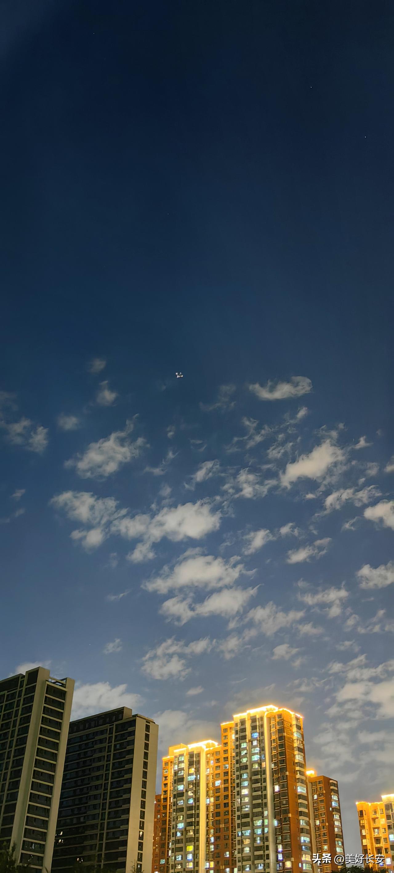 你是三月的烟花
跌落在我的梦境
你是跳跃在诗行里的字符
心事几万重

我穿越人海